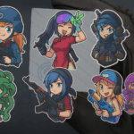 Stickers de anime en armas de CS2 bajo luz de neón, estilo e-sports