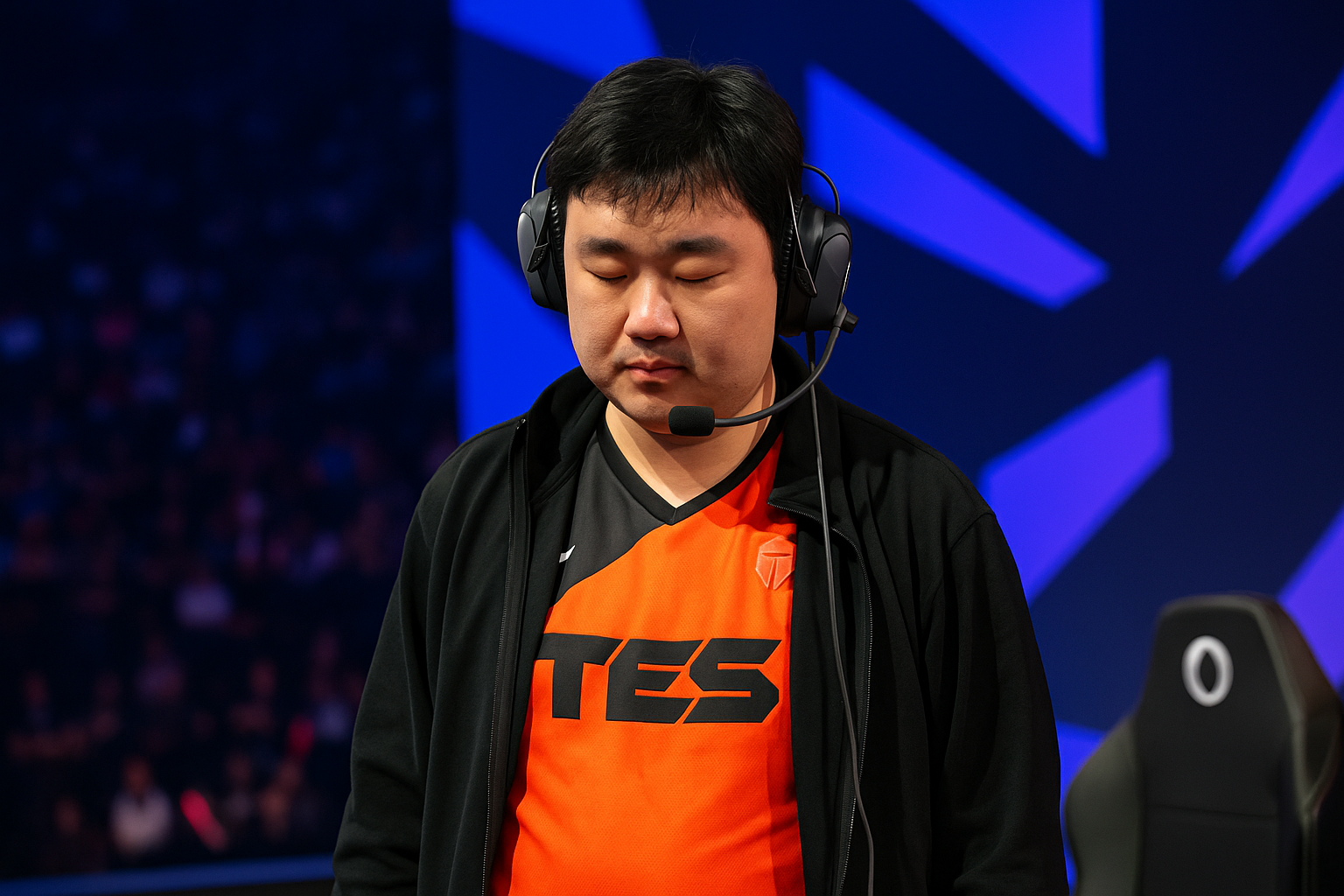 Homme de Top Esports reflexionando tras la derrota ante KT Rolster en Worlds 2025