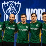 Jugadores de FlyQuest posando en el escenario de Worlds 2025, mostrando confianza antes del duelo contra G2 Esports.