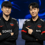 Faker y Keria de T1 posando en el escenario de Worlds, analizando a los campeones históricos del League of Legends.