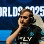 Jugador de FlyQuest reflexionando tras la derrota ante G2 en Worlds 2025, mostrando frustración en el escenario del torneo.