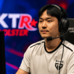 Jugador profesional de Gen.G concentrado en un escenario de esports durante el Worlds 2025, con luces LED y ambiente competitivo.