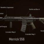 Rifle Merrick 556 personalizado de Call of Duty Warzone con accesorios tácticos, sobre un fondo oscuro con iluminación azul y naranja.