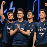 Jugadores de Vivo Keyd Stars celebrando en el escenario del Mundial de League of Legends 2025, mostrando unión y espíritu competitivo.