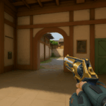 Jugador de VALORANT practicando puntería con pistola dorada en un mapa estilo dojo, con ambiente competitivo y luces cálidas.
