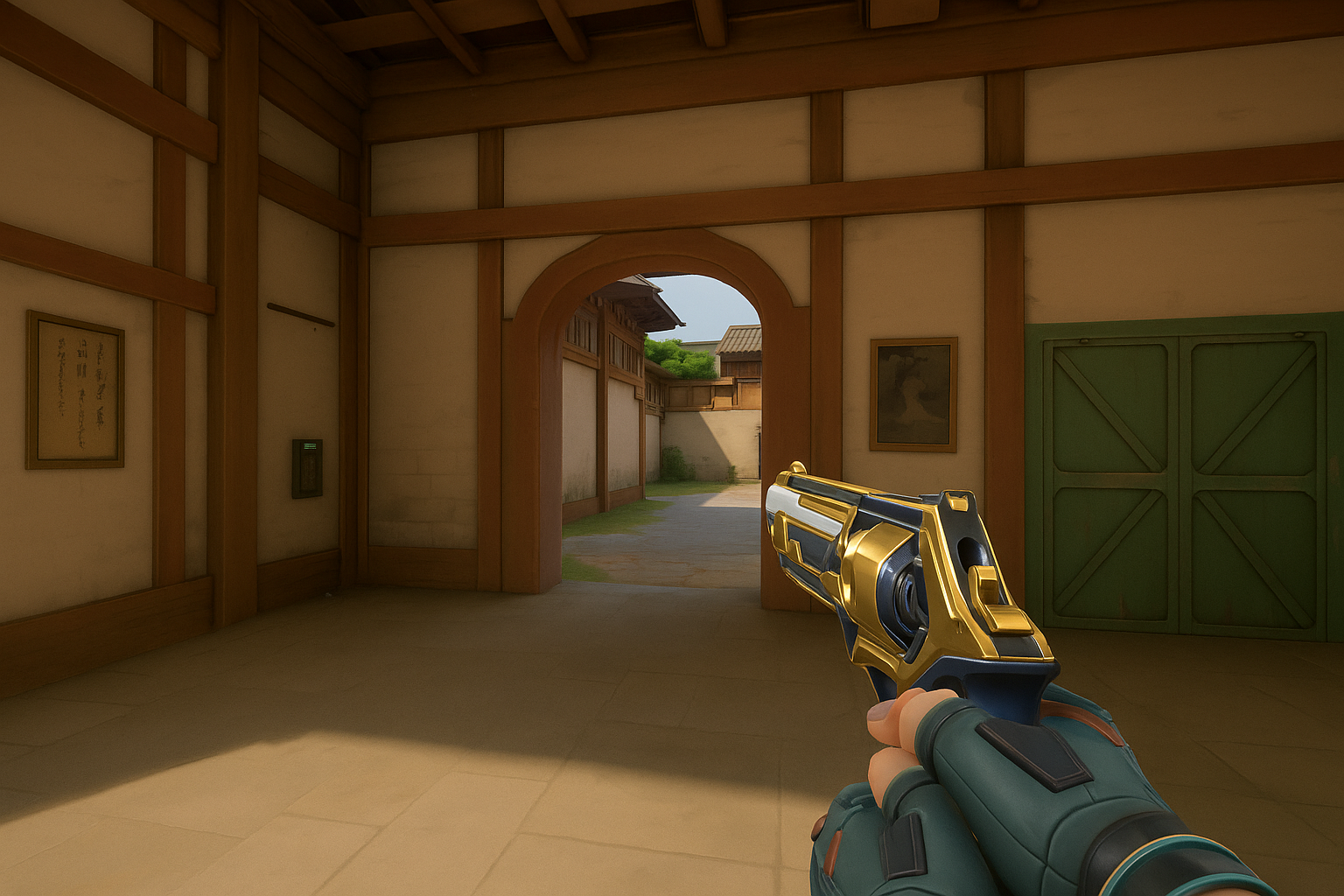 Jugador de VALORANT practicando puntería con pistola dorada en un mapa estilo dojo, con ambiente competitivo y luces cálidas.
