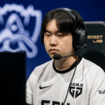Jugador profesional coreano de Gen.G concentrado durante un partido en el Worlds 2025, con luces doradas y azules en el fondo.