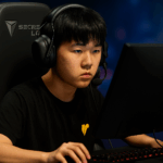 Jugador joven de CS2 concentrado en partida oficial en FACEIT HQ, bajo supervisión con setup gamer profesional.