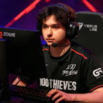 Asuna de 100 Thieves concentrado durante una partida de VALORANT en un escenario de esports.