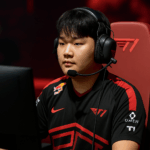 Gumayusi saliendo del escenario de e-sports tras su último mundial con T1 frente a una multitud