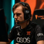 Jugador profesional de League of Legends de SK Gaming concentrado durante una partida en la LEC 2026.