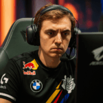 Jugador de G2 Esports concentrado durante el Mundial 2025 de League of Legends.