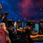 T1 celebra su victoria sobre Top Esports en el escenario del Worlds 2025.