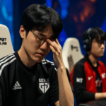 Chovy de Gen.G reflexionando tras la derrota ante KT Rolster en Worlds 2025, en un escenario de esports profesional.