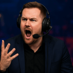 Pimp, analista de CS2, reaccionando con intensidad durante una transmisión de esports en un evento internacional.