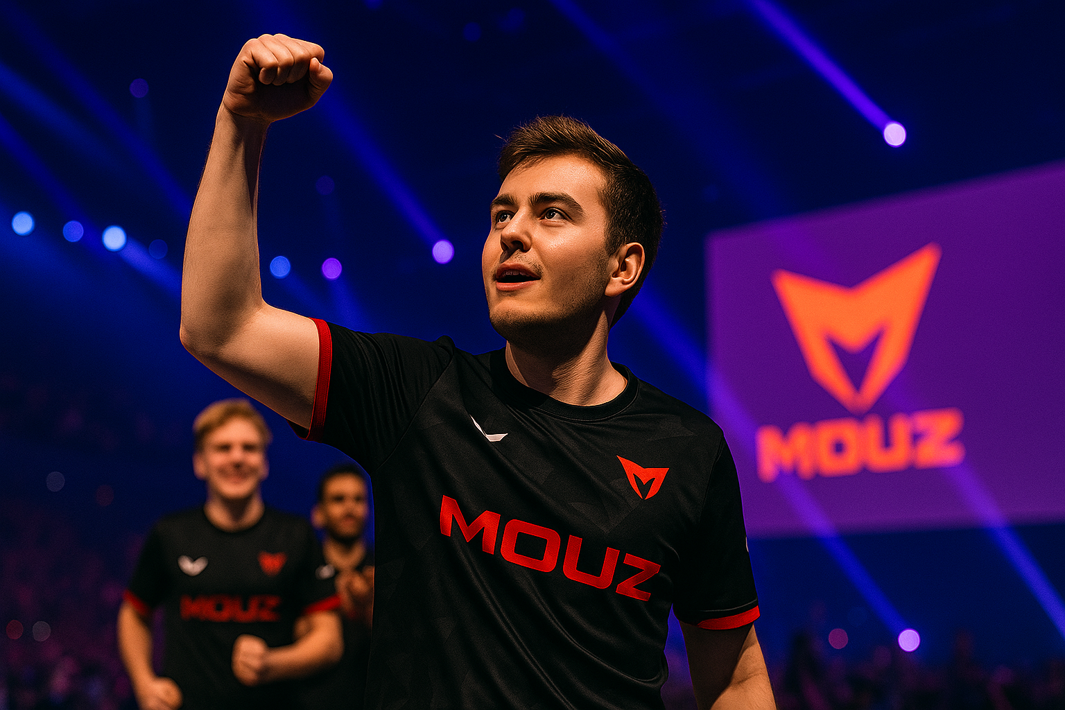 torzsi celebrando con el puño en alto en el escenario del Budapest Major con el logo de MOUZ de fondo y sus compañeros detrás