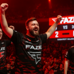 Jugadores de FaZe celebrando eufóricos en el escenario del Budapest Major tras ganarle 2-0 a 3DMAX, con luces rojas y público de fondo