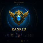 Pantalla de ranked en LoL con un emblema dorado tipo escudo, representando el Aegis of Valor y las mejoras de LP/autofill para 2026.