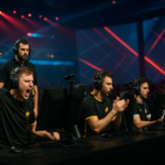 Equipo celebrando en un escenario LAN de CS tras un triunfo clave rumbo a los playoffs del Budapest Major 2025.