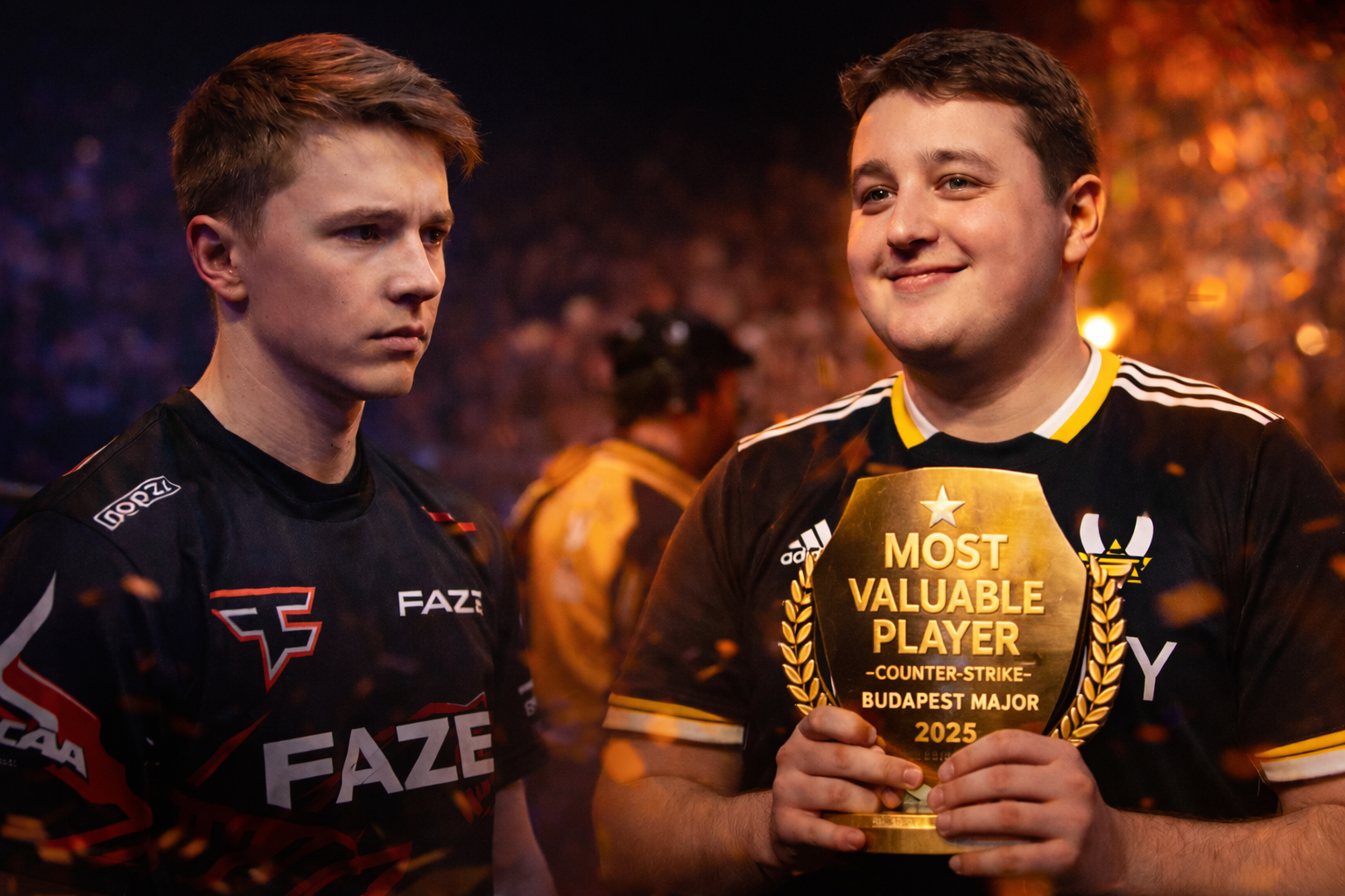 Ropz y ZywOo en el escenario del Major de Budapest, con ZywOo sosteniendo un trofeo de MVP con el grabado claro, luces cálidas y público desenfocado al fondo.