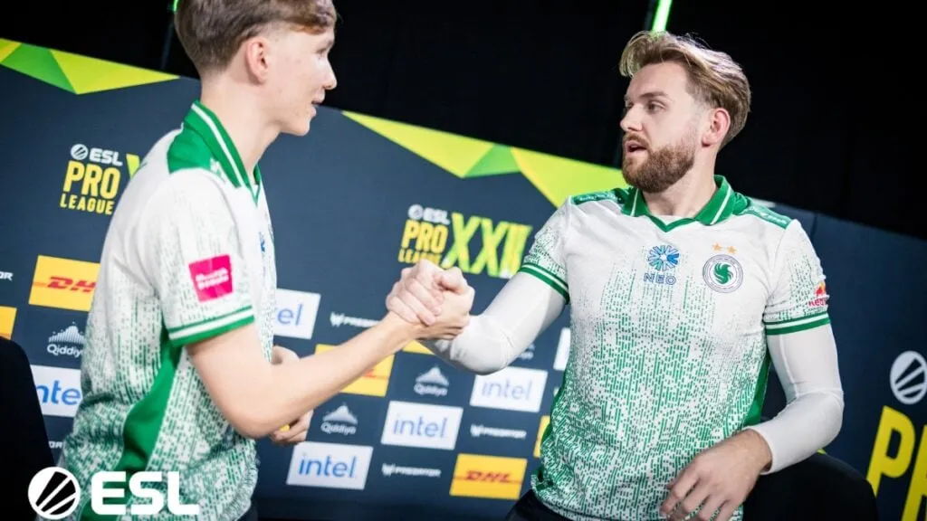 m0NESY y Niko dándose la mano