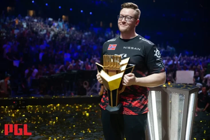 rain de FaZe Clan levantando el trofeo de MVP del PGL Major