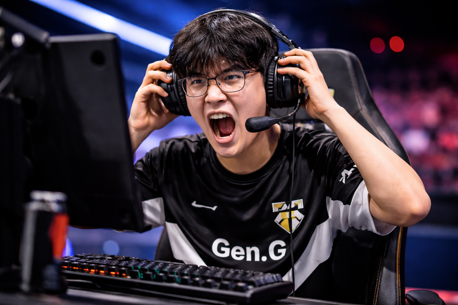 Jugador profesional de League of Legends en escenario de esports, con luces de torneo y público desenfocado, ambiente competitivo sin textos.