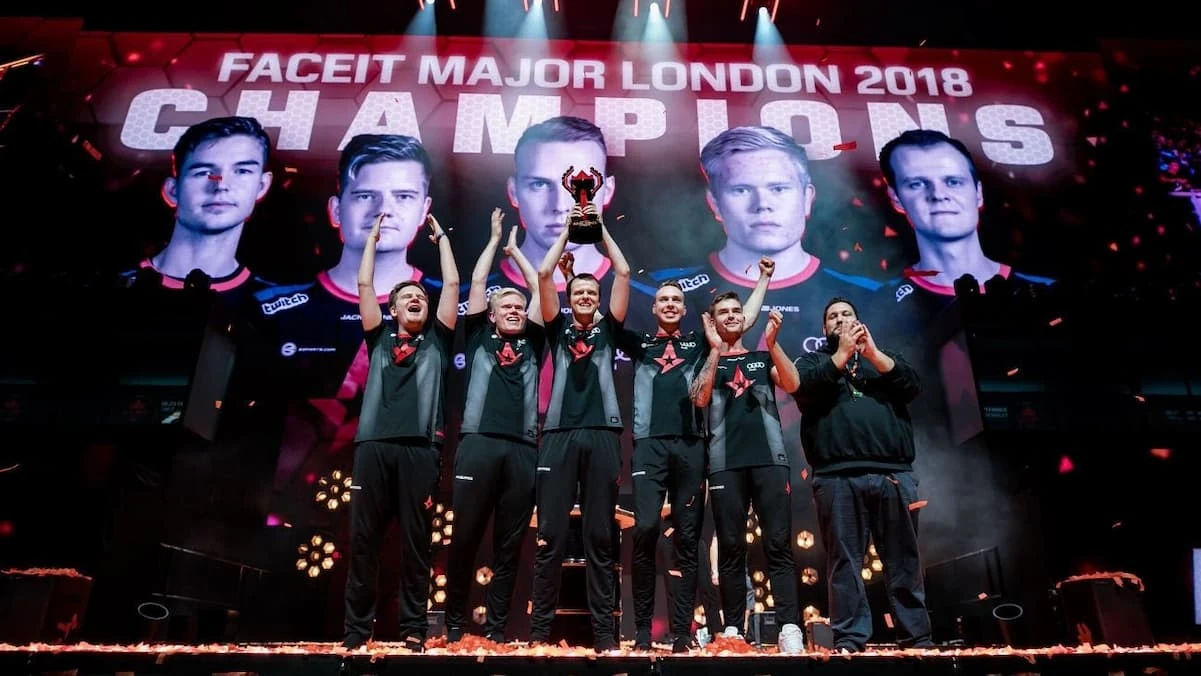 Astralis celebra con el trofeo del FACEIT London Major.
