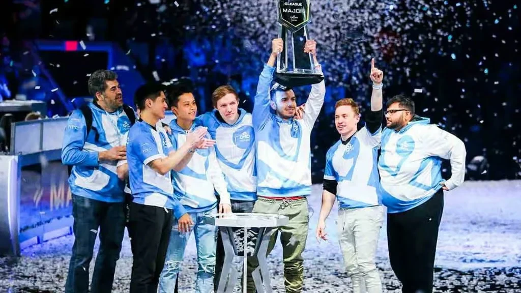 Tarik lifts the trophy as Cloud9 celebrate their victory at the ELEAGUE Boston Major 2018.