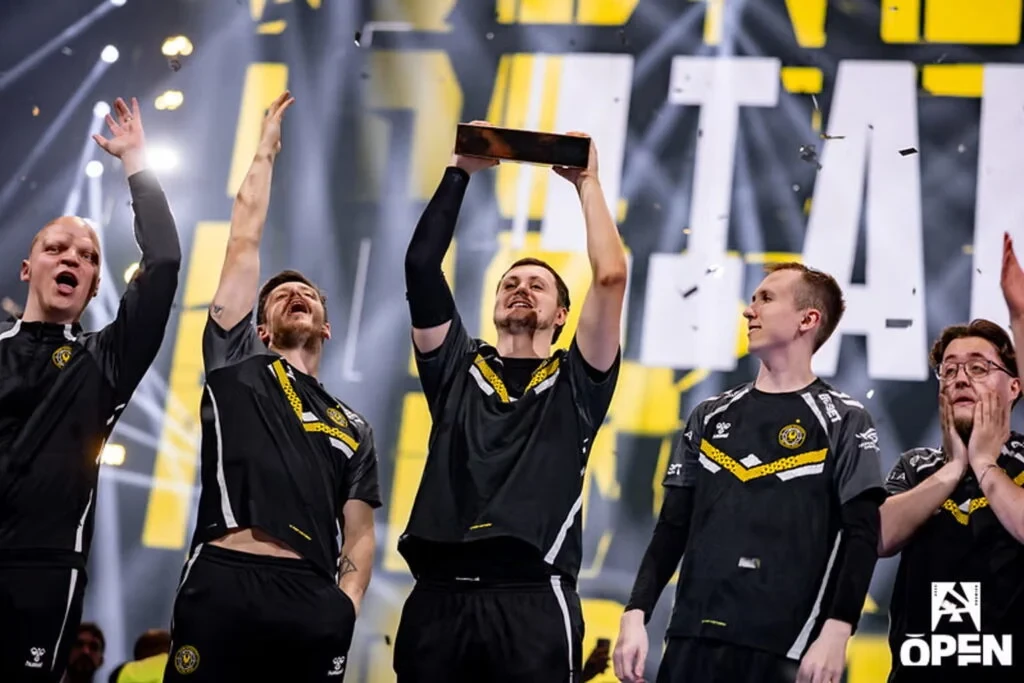 Team Vitality celebra mientras mezii levanta el trofeo tras ganar un torneo BLAST Open.