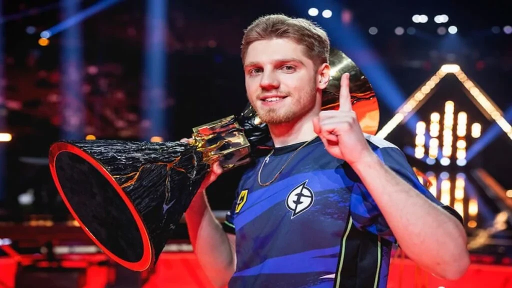 Max "Demon1" Mazanov de Evil Geniuses posa con el trofeo de VALORANT Champions Los Angeles tras ganar la Gran Final en el Kia Forum el 26 de agosto de 2023 en Los Ángeles, California.