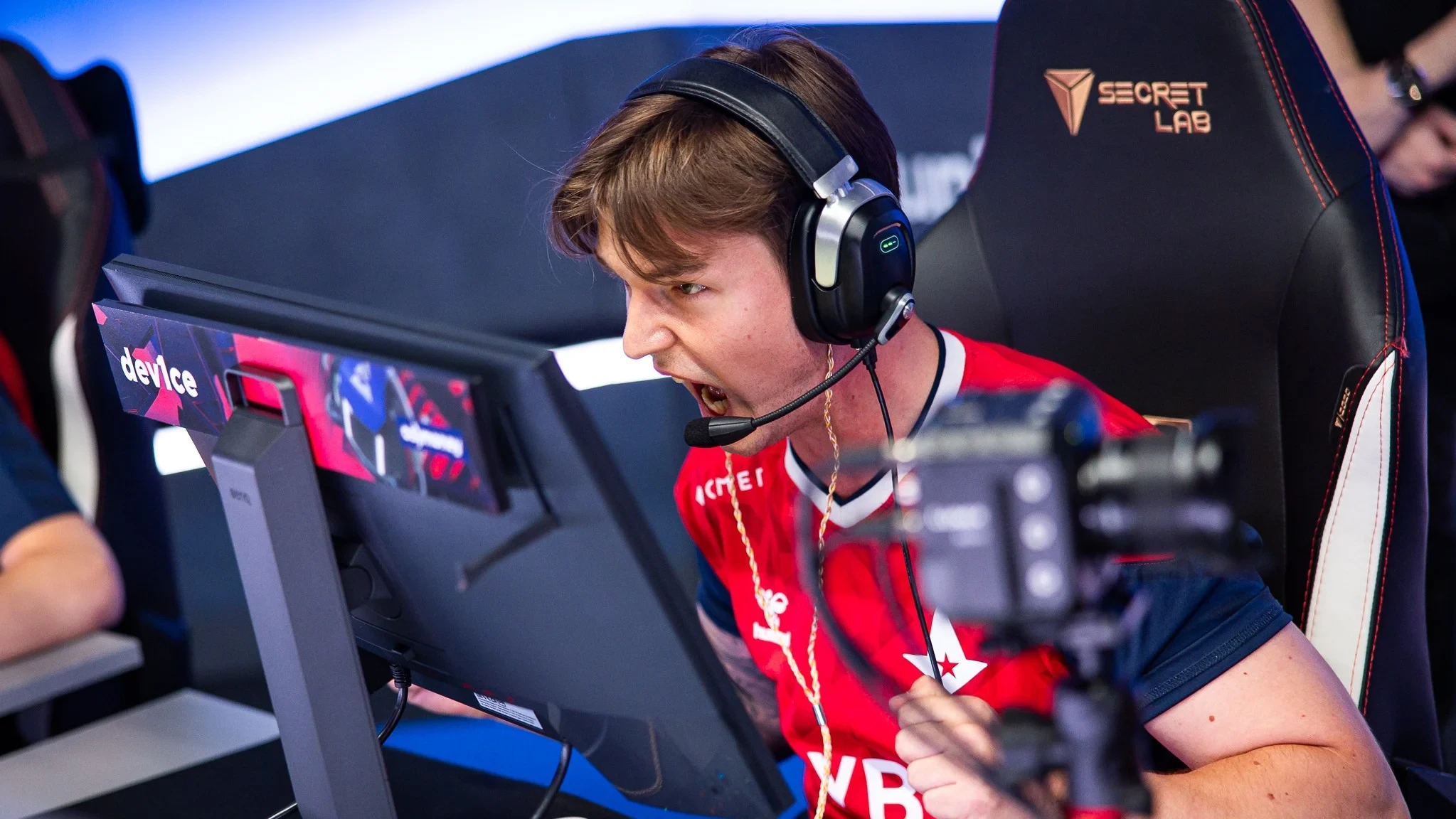 Dev1ce gritando mientras Astralis gana una ronda en BLAST Premier Fall Groups.