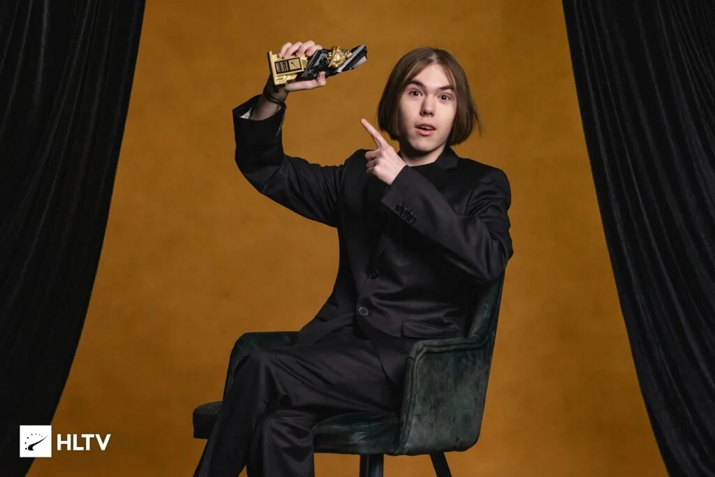 donk con el premio Opener del Año de los HLTV Awards