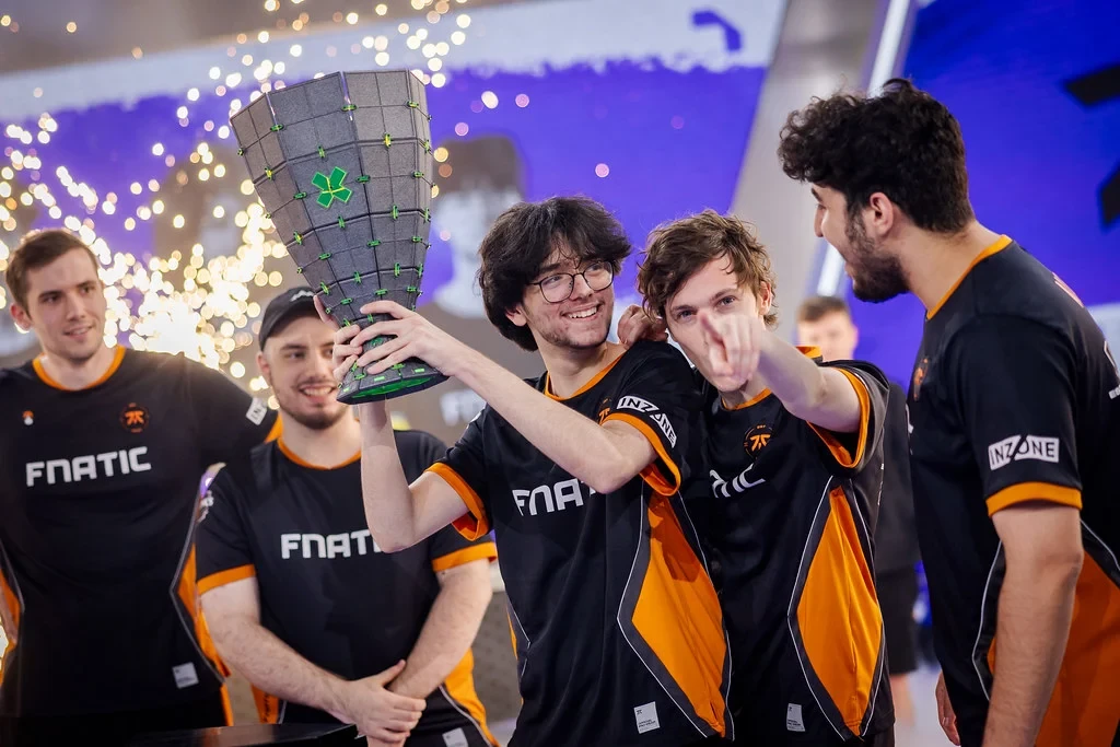 El equipo de VALORANT de Fnatic levanta el trofeo del VCT EMEA.