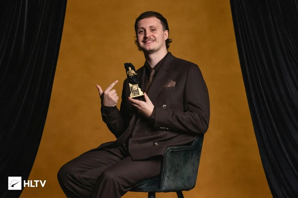 mezii recibiendo el HLTV Awards 2025 a Anchor del Año