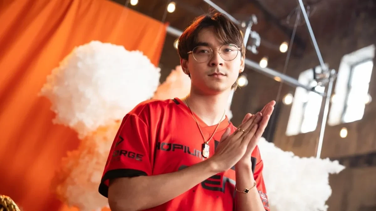 TenZ mirando a la cámara con las manos juntas