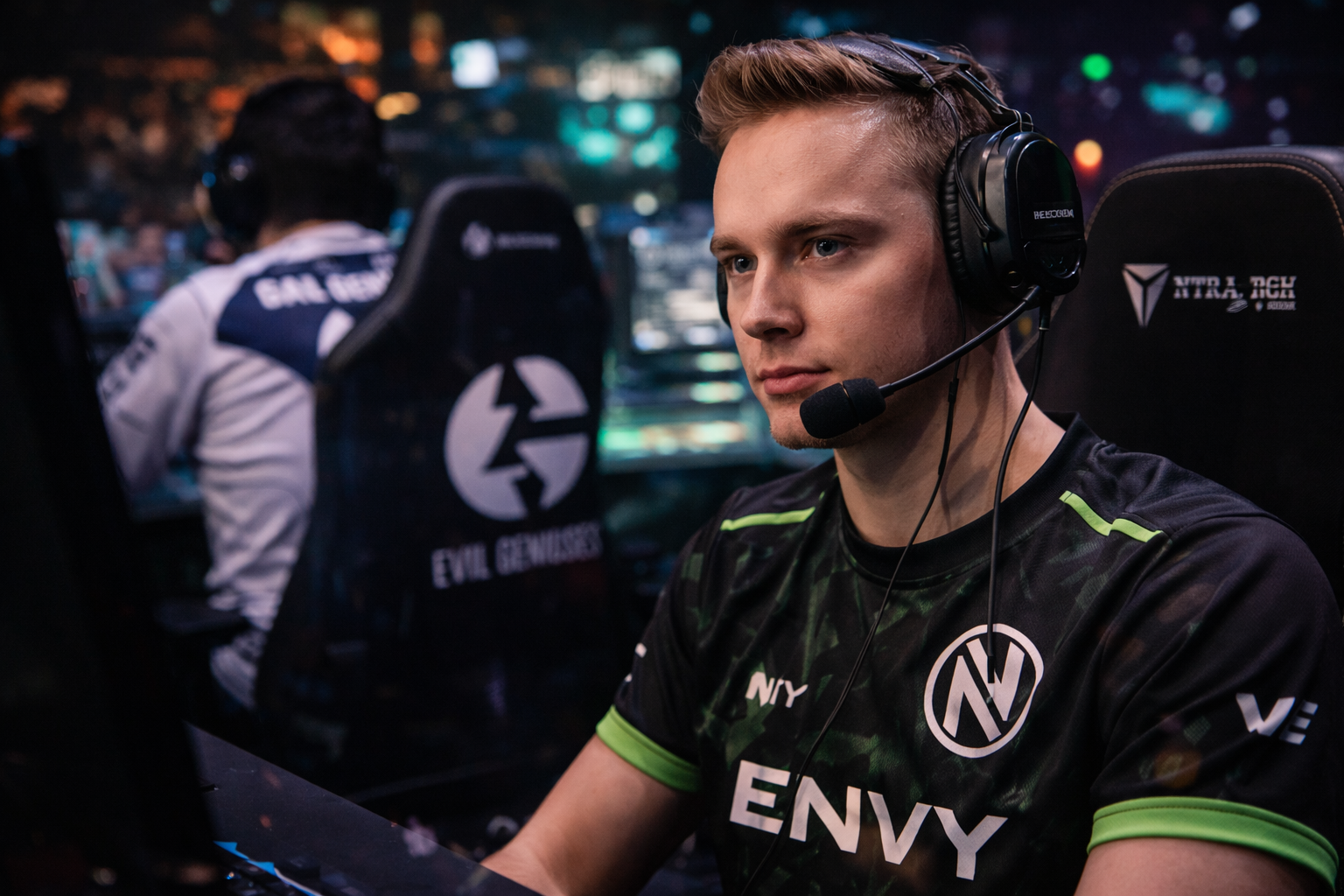 Demon1 con la camiseta de ENVY y headset, concentrado en el escenario antes de su debut contra Evil Geniuses en el VCT Americas Kickoff 2026.