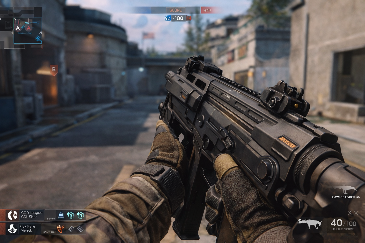 Primer plano del Dravec-45 con accesorios de ranked, en un combate cerrado dentro de un mapa competitivo, con HUD minimal y acción intensa al fondo.