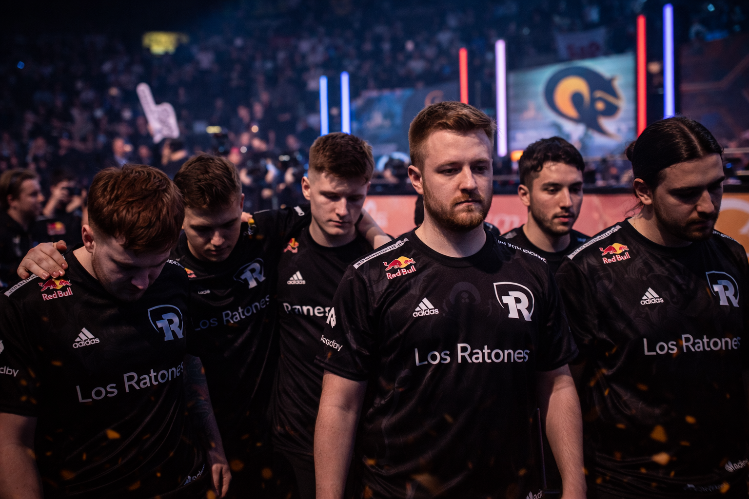 Jugadores de Los Ratones saliendo del escenario tras quedar fuera del LEC Versus, en una arena de esports con luces y público