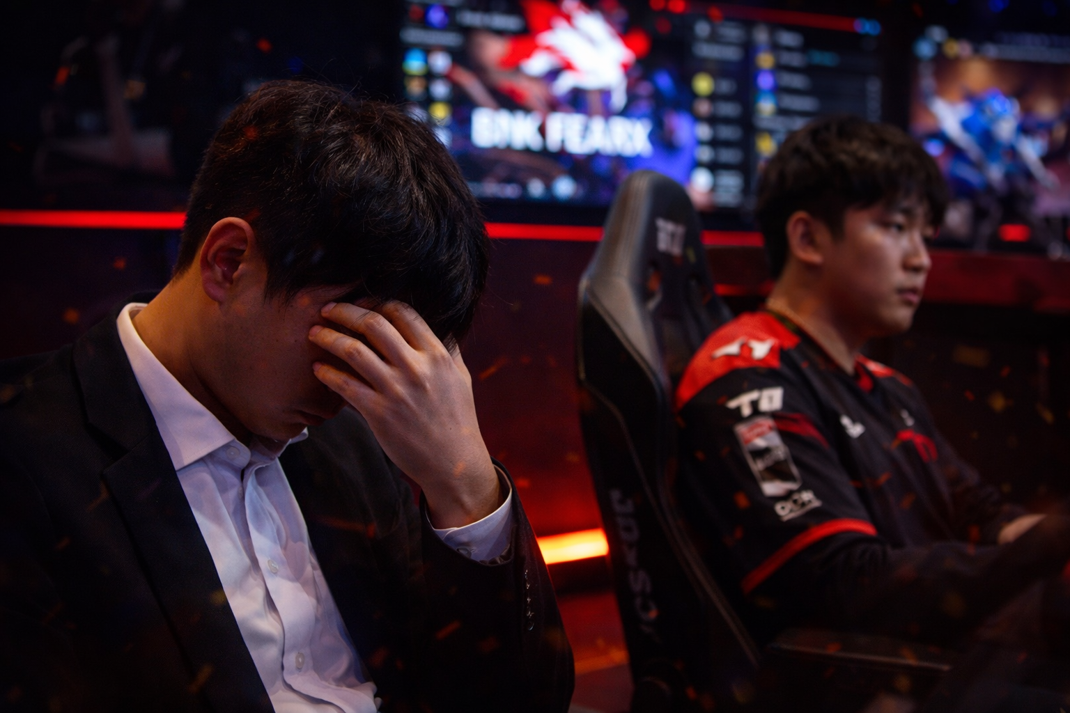 kkOma y Doran de T1 tras la derrota ante BNK FearX en el LCK Cup 2026, en un escenario con luces y ambiente de playoffs
