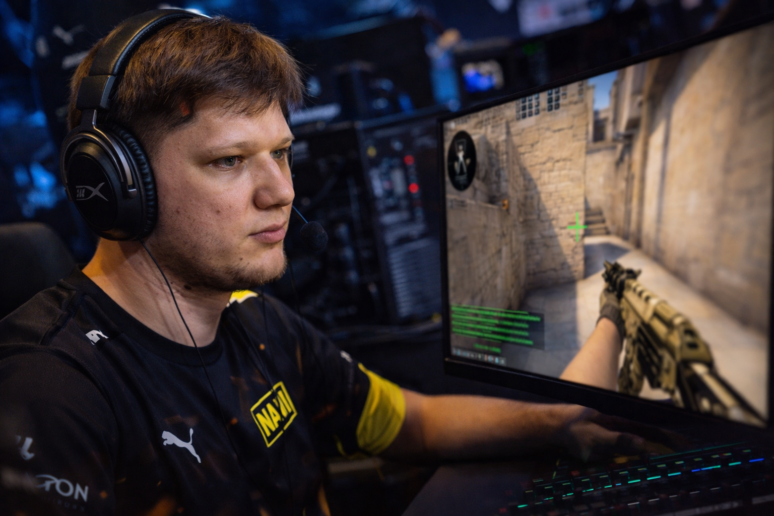 s1mple jugando CS:GO con mira verde en pantalla, mostrando un setup competitivo y enfoque total