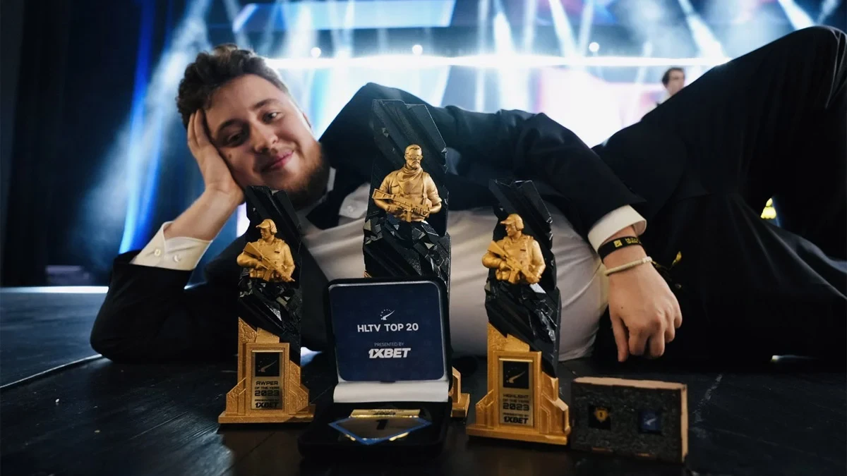 ZywOo posa con sus trofeos tras ganar a lo grande en la noche de premios de HLTV.