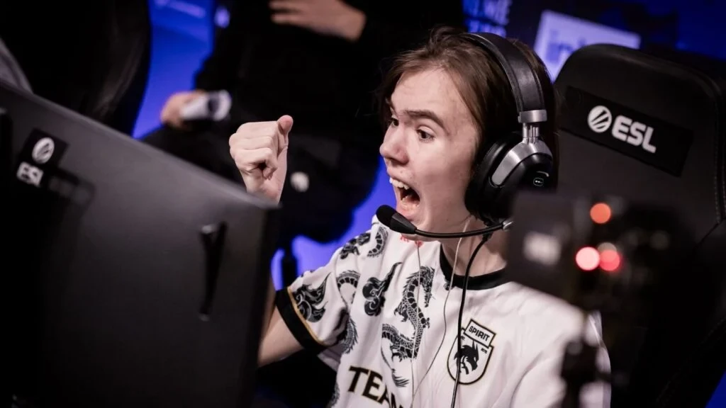 Donk de Team Spirit grita tras ganar una ronda en un torneo de ESL.