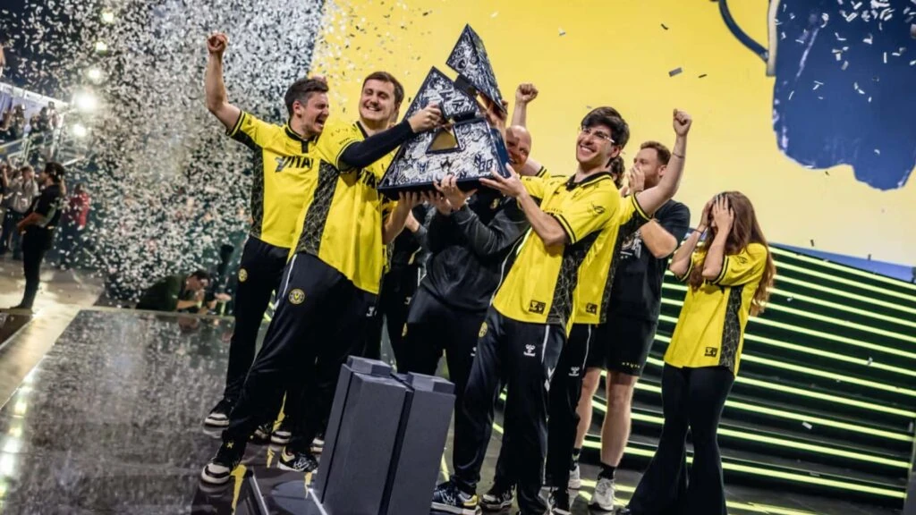 Team Vitality levantan el trofeo tras ganar el CS2 Austin Major 2025.