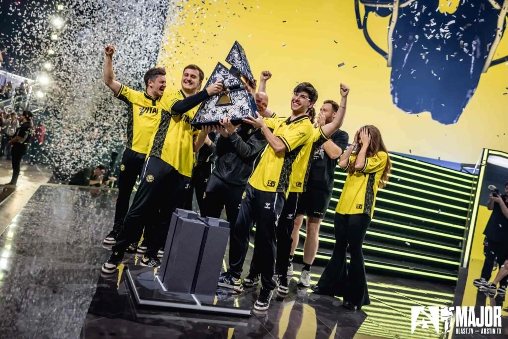 FlameZ y Team Vitality levantan el trofeo tras ganar el CS2 Austin Major 2025.