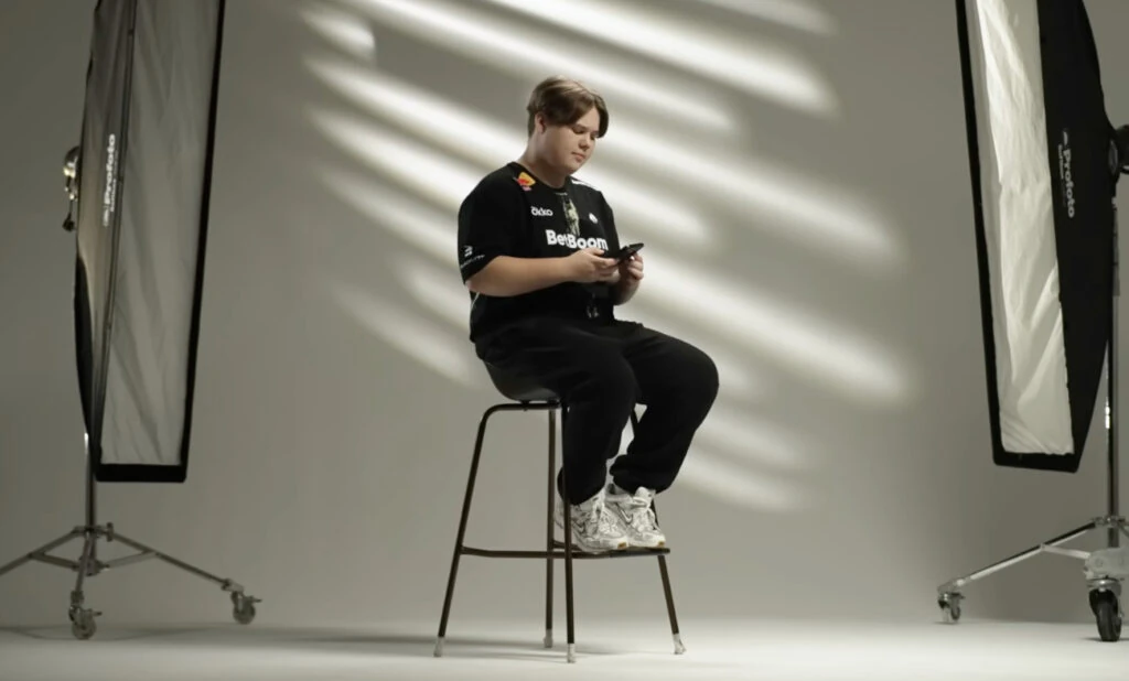 zweih sentado en una silla alta mirando su celular en el video de Team Spirit anunciando su inclusión al roster.