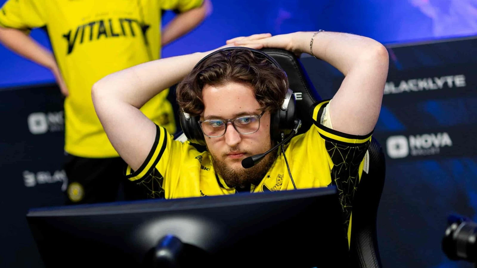 ZywOo está cómodo en su silla mientras mira el monitor durante un partido en el Austin Major 2025.