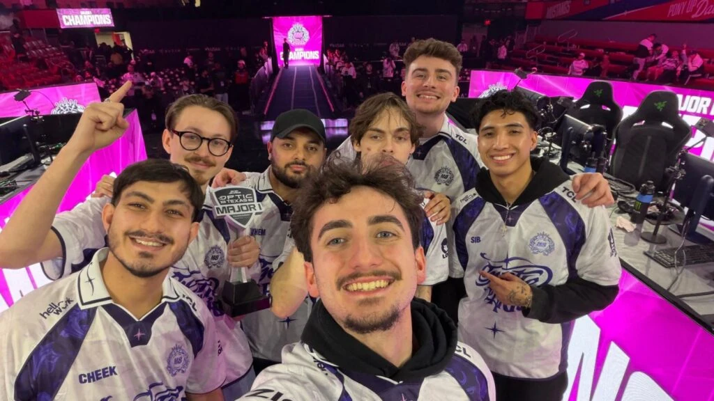 Paris Gentle Mates sosteniendo su trofeo tras ganar el CDL 2026 Major 1