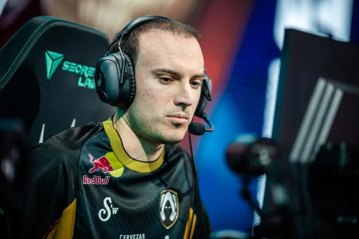 El mid laner de Team Heretics, Perkz, juega en el estudio de la LEC en 2024