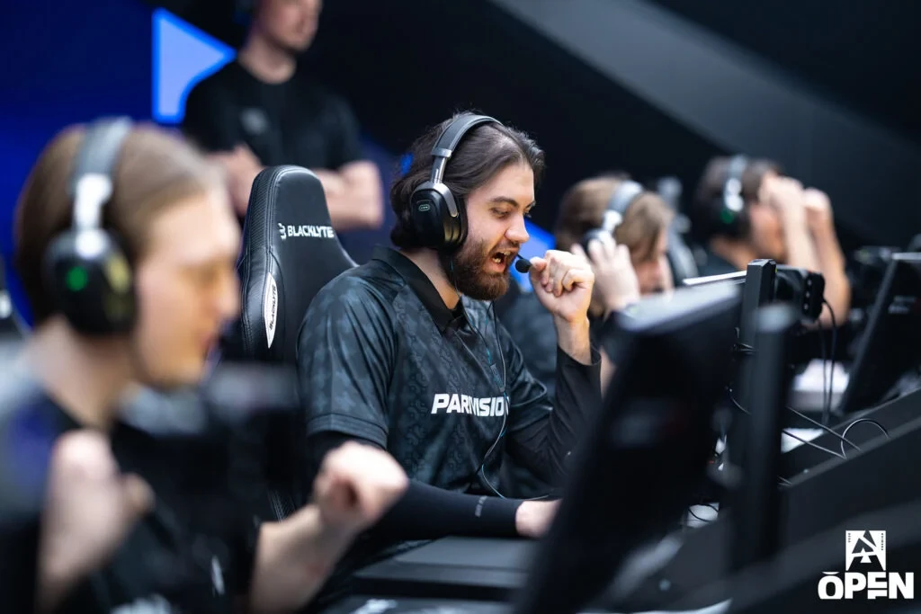 Jame dando instrucciones para PARIVISION en el escenario del BLAST Open Rotterdam